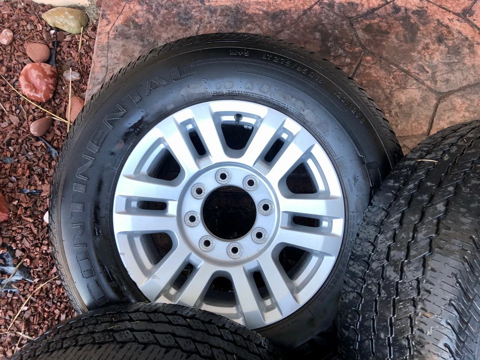 Ford F-250 F-350 Superduty 2017-2020 llantas OEM y neumáticos Continental 275/65R18 Foto 3 de 4