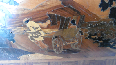 Plateau sculpté en bois de Madagascar - Arts de la table Plateau sculpté en bois de Madagascar - Arts de la table