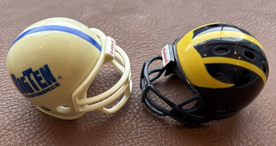 Michigan Wolverines y clásico Riddell Big Ten 2” juego de mini casco de bolsillo Foto 4 de 4