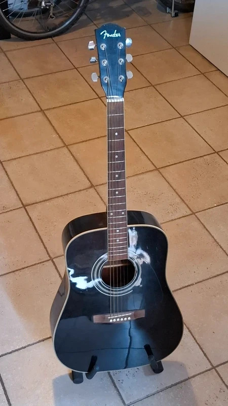 Chitarra acustica fender nera con supporto