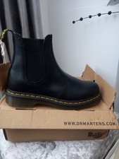 Image of Dr. Martens 2976 Chelsea Unisex Leather Boots - Black Smooth.