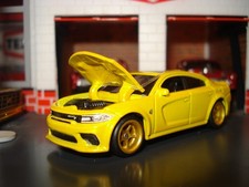 CARICABATTERIE DODGE HELLCAT EDIZIONE PERSONALIZZATA 2020 1/64 MB ORO 5 RAZZE RUOTE E PNEUMATICI
