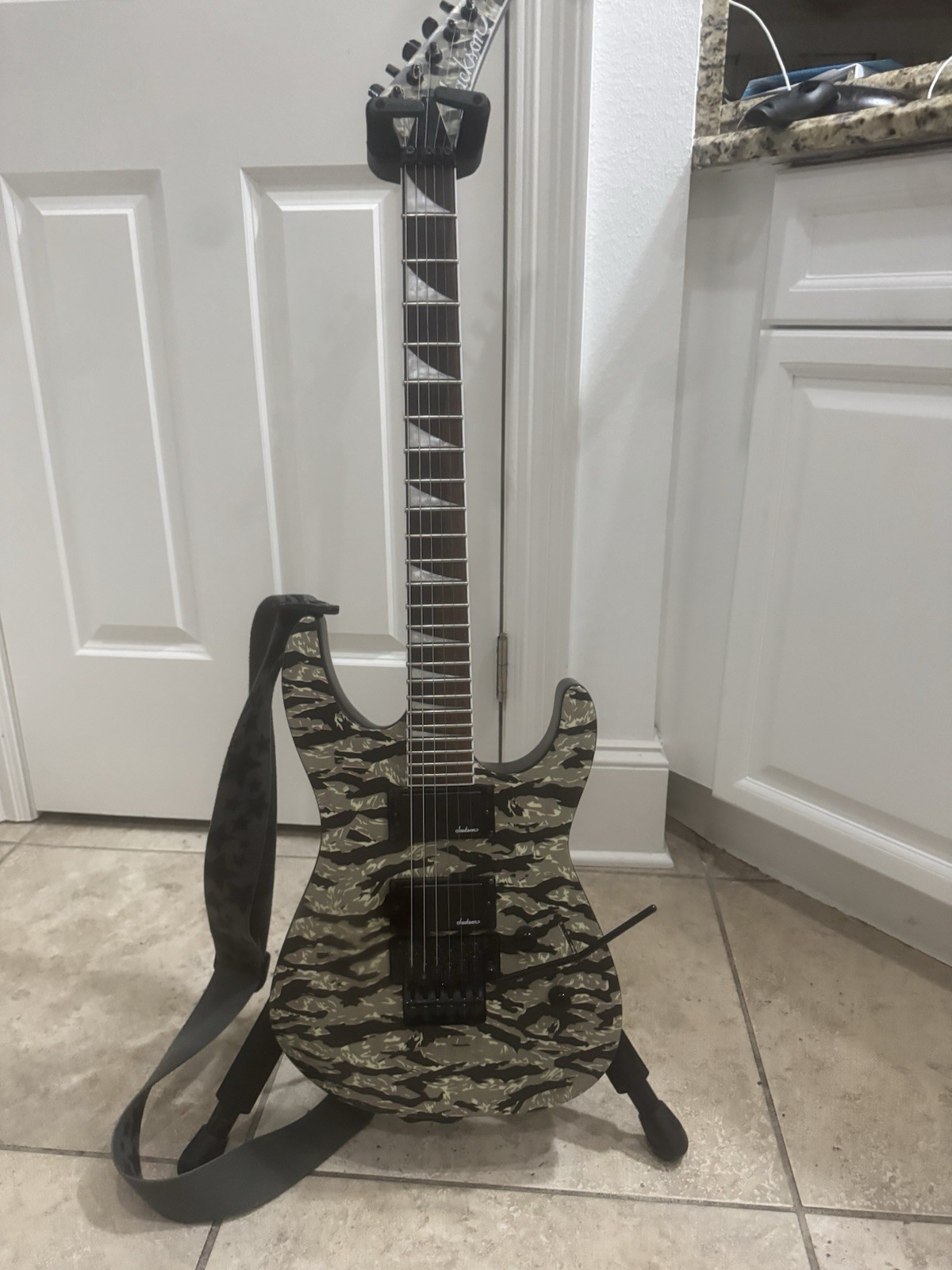 Jackson X Series Soloist SLX DX Tiger Jungle Camo, Gig Bag, Pro Setup 