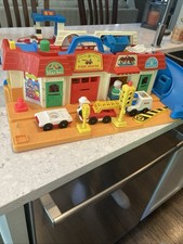 Vintage Fisher Price Main Street / comprend de nombreuses figurines originales + autres