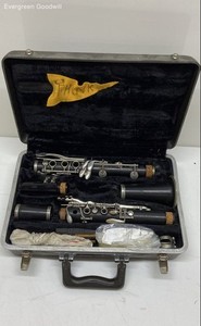 Selmer Signet 100 Clarinet With Case
