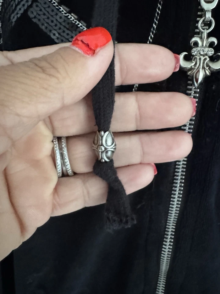 Sudadera con capucha Miss Me para mujer grande de terciopelo negro bordada con cuentas de lentejuelas Foto 4 de 4