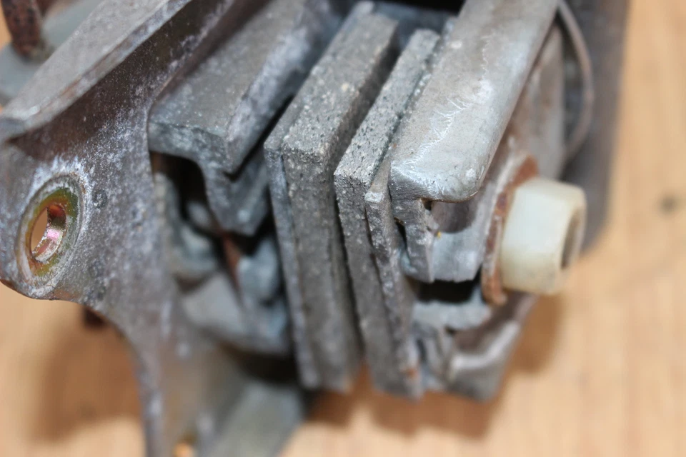 1981 SKI-DOO BLIZZARD 5500 MX тормозной суппорт с колодками и кабелем - Изображение 3 из 4