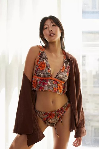 Out From Under Lullaby Ruffle Bralette Urban Outfitters Floral Printed Cross M - Picture 3 of 3