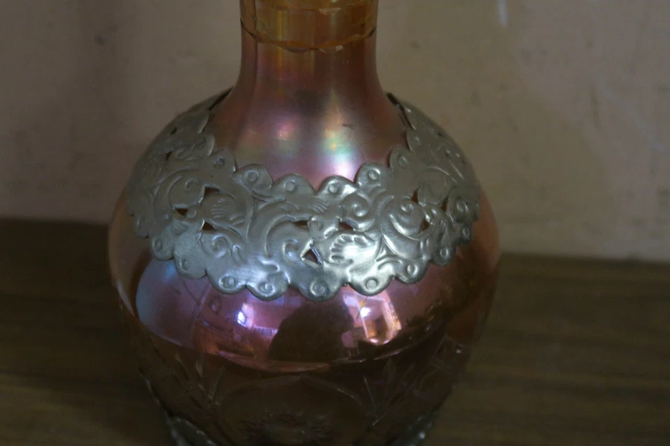 Botella jarra de vidrio bohemio Art Nouveau superpuesta de plata vintage 8" Foto 4 de 4