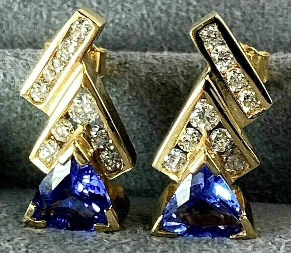 Pendiente de diamantes de tanzanita creado en laboratorio de 3 quilates con acabado de oro amarillo de 14 quilates Foto 4 de 4