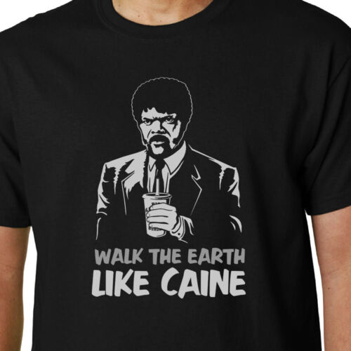 T-shirt Walk the Earth Like Caine PULP FICTION TARANTINO JULES CITAZIONI DIVERTENTI GEEK  - Foto 1 di 2