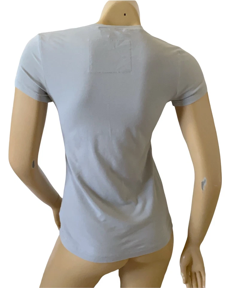 Camiseta gráfica CABI para mujer talla pequeña adornada manga corta cuello redondo Foto 3 de 4