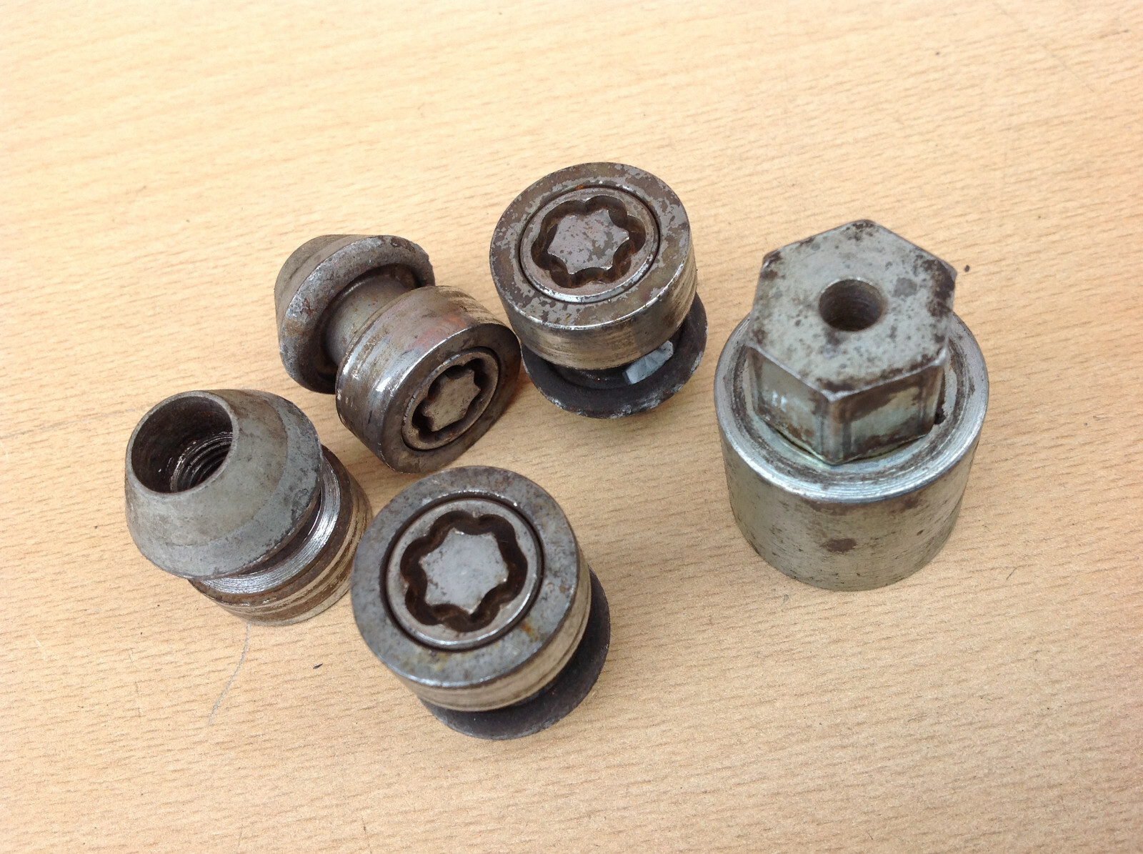 VOLVO V50 S40 C30 LOCKING ALLOY WHEEL NUTS SECURING LOCK SET 2004