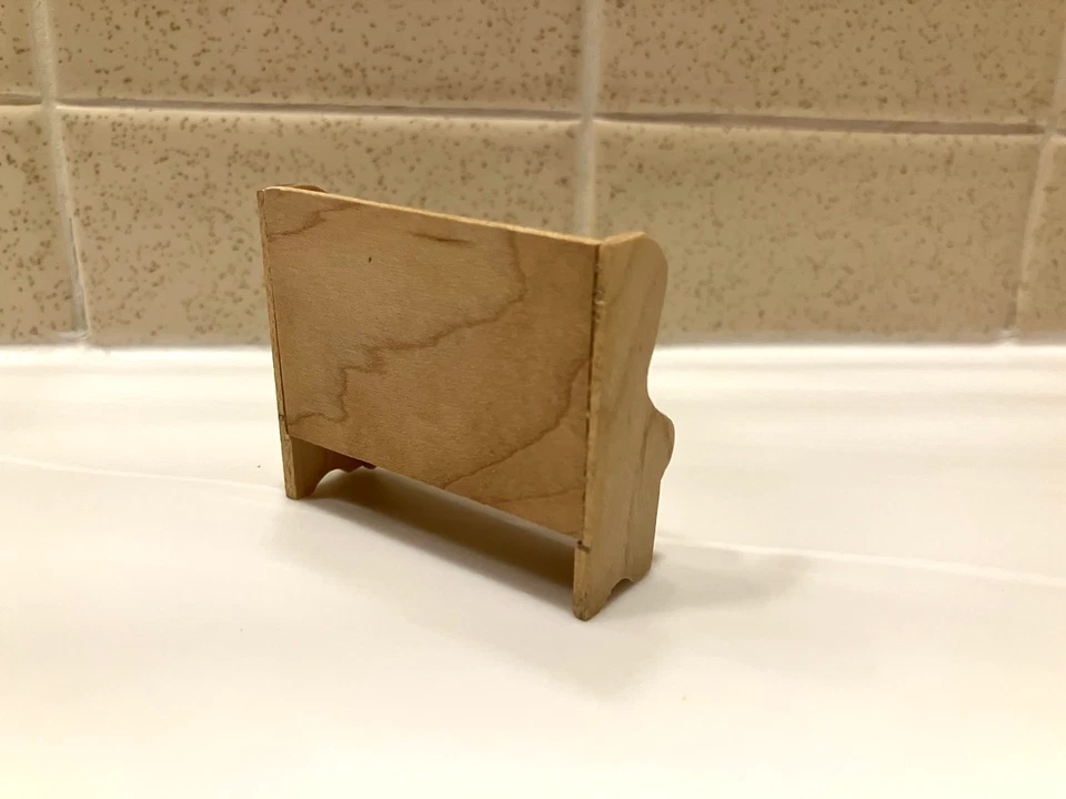 Banco de asentamiento miniatura hecho a mano para casa de muñecas con cojines a cuadros rojos y blancos 1:24 Foto 3 de 3