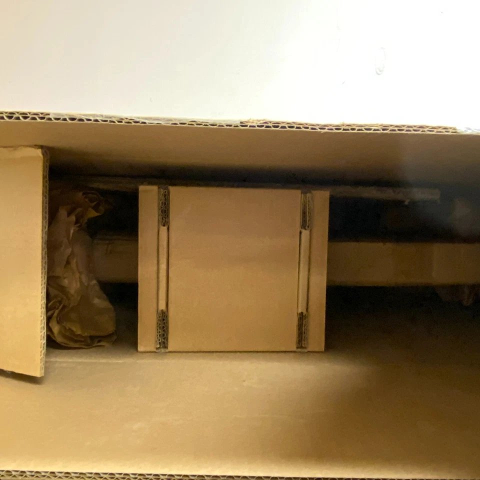 Tapa de tocador de granito Signature Hardware 31"x19"x3/4" con salpicadero - Grifo de 8" H,,, Foto 3 de 4