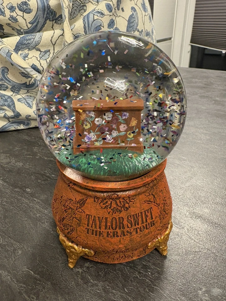 TAYLOR SWIFT | THE ERAS TOUR ACOUSTIC PIANO SNOW GLOBE - Image 3 of 3