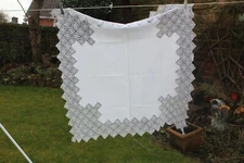 NB643 Lovely Vintage White Linen & ? Bedfordshire Lace Tablecloth 42" Sq VGC