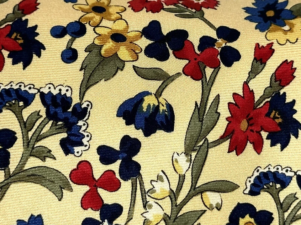 Corbata Burberry para hombre 100 % seda amarilla floral hecha en Inglaterra ancha 4” largo 58” usada en excelente estado Foto 3 de 4