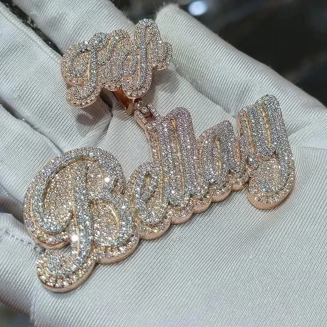 Colgante con letras personalizadas de moissanita de corte redondo de 4,00 quilates enchapado en oro de dos tonos de 14K