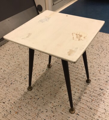 Schöner alter rustikaler kleiner quadratischer (Couchtisch) aus Holz auf Dansette-Beinen