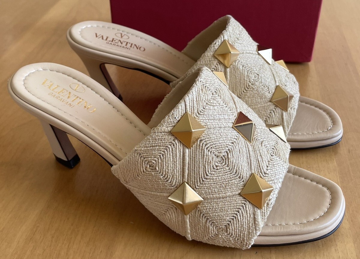 VALENTINO【関税込み*送料無料】Roman Stud 編み込み ミュール Valentino Rockstud Roman Stud Beige Raffia Backless Mule