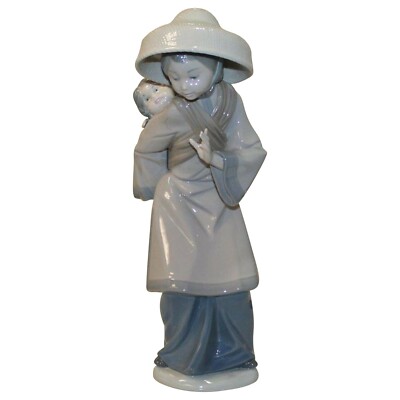 スポーツ LLADRO Retired 1998 Lladro Chinese Lady with Baby on Back Figurine