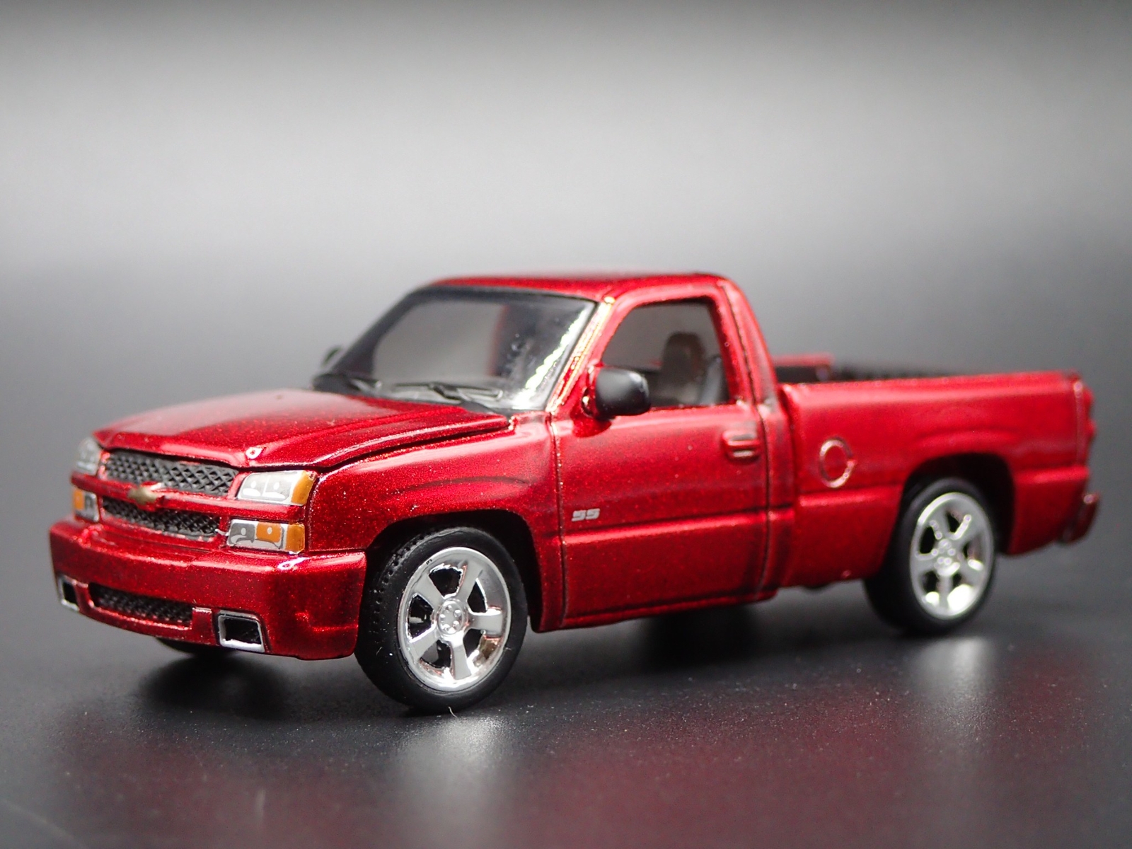 Modellino Truck In Scala Auto World 1:64 Silverado SS Pickup Truck 2006 – Modellino Arancione, Nuovo In Scatola, Collezione 2023 2024 Release 2 - Foto 8