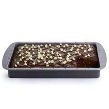 Traybake Tin Integral Cutting Guides for Equal Slices