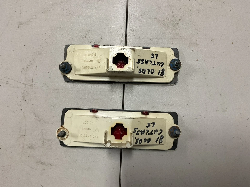 Pontiac Ventura 77 Phoenix 1976-1977 luz de señalización lateral trasera roja 59677450 GM Foto 4 de 4