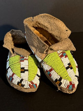 HISTORIC SIOUX PLAINS CHILD&rsquo;S MOCCASINS,SINEW SEWN BEADED HIDE,C1900,EXCELLENT!