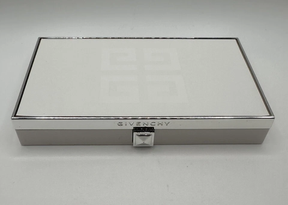 Base compacta iluminadora blanca Givenchy Doctor White Teint Couture SPF20 Foto 2 de 3