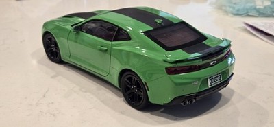2017 CHEVROLET NICKEY CAMARO SS 1LE KRYPTON GREEN 1/18 MODEL AUTO