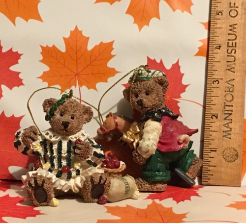 Dos adornos vintage de oso Kirkland. Palomitas de maíz y arándanos, caballo hobby - Imagen 5 de 5