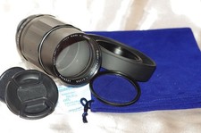 Objectif M42 200mm f4 Super TAKUMAR avec bouchon, filtre, pare-soleil et housse