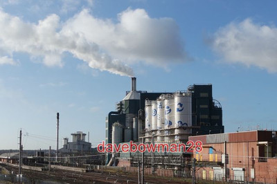 PHOTO  LEVER FACTORY WARRINGTON WARRINGTON BANK QUAY STATION DWARFED BY THE LEVE