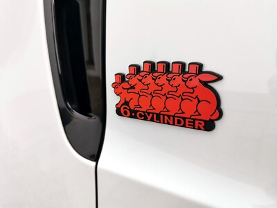 Rotes Tuning Relief 3D Emblem 6 CYLINDER Schild 106 mm selbstklebend
