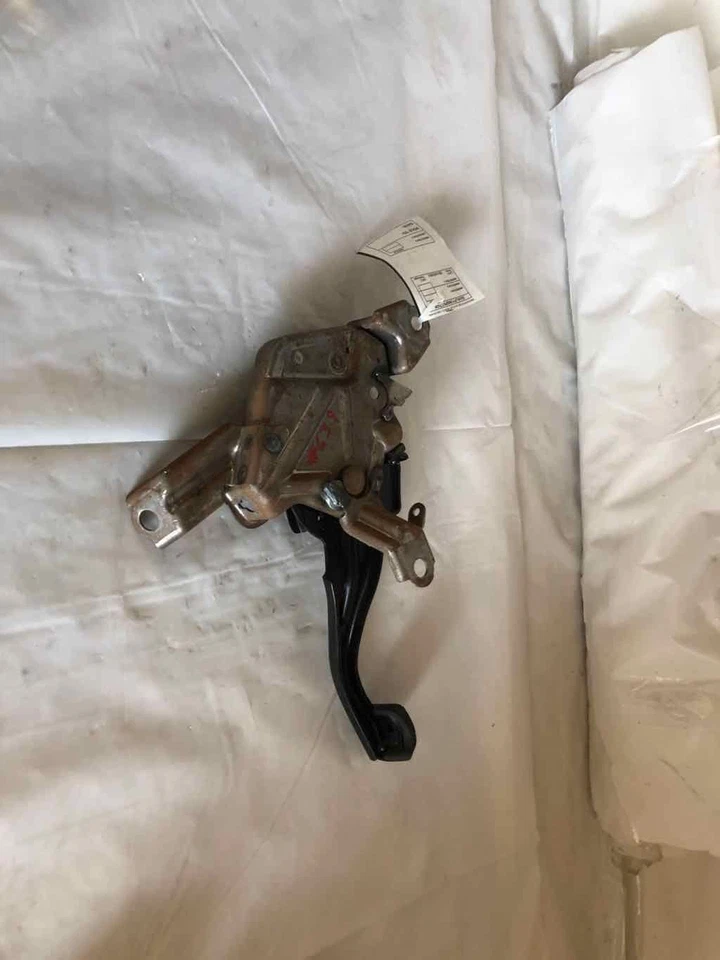 Toyota Camry LE 2002 pie de emergencia estacionamiento freno pedal montaje de piso soporte Foto 4 de 4