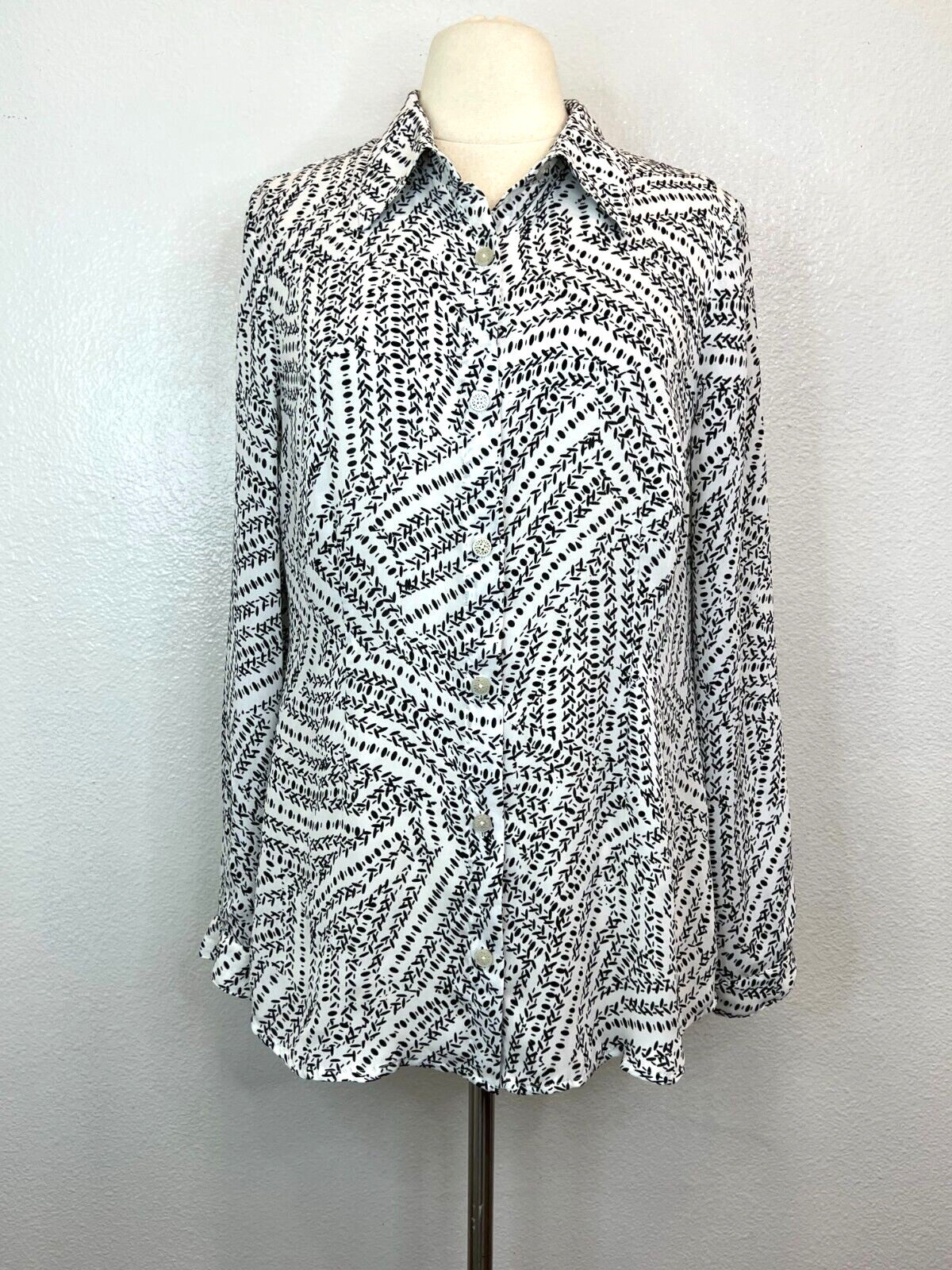 Cabi Black White Print Split Back Button Down Blo… - image 1