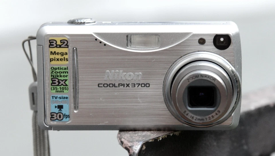 NIKON COOLPIX 3700 DIGITALKAMERA 3,2MP silber Digicam 3x Zoom 5,4-16,2 mm