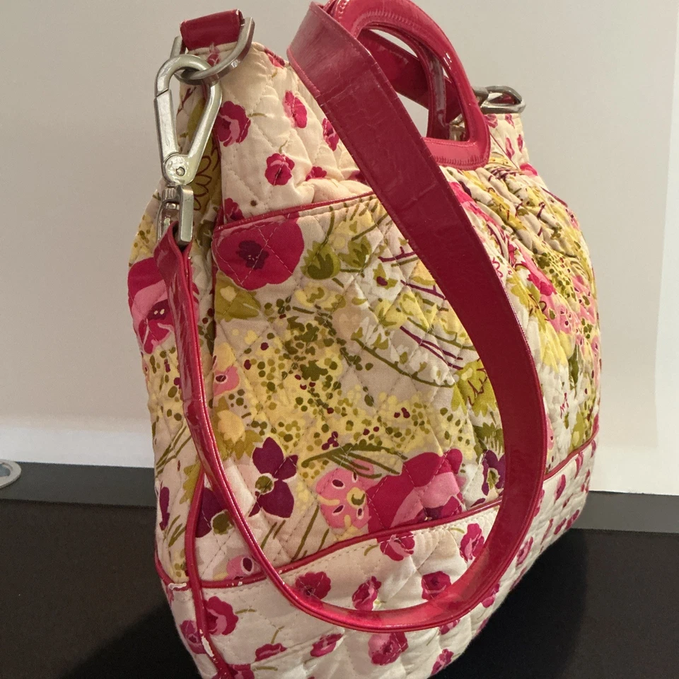 Bolso de Mano Vera Bradley Make Me Rubor Patrón Retirado Rosa Verde Floral Acolchado Cartera Foto 4 de 4