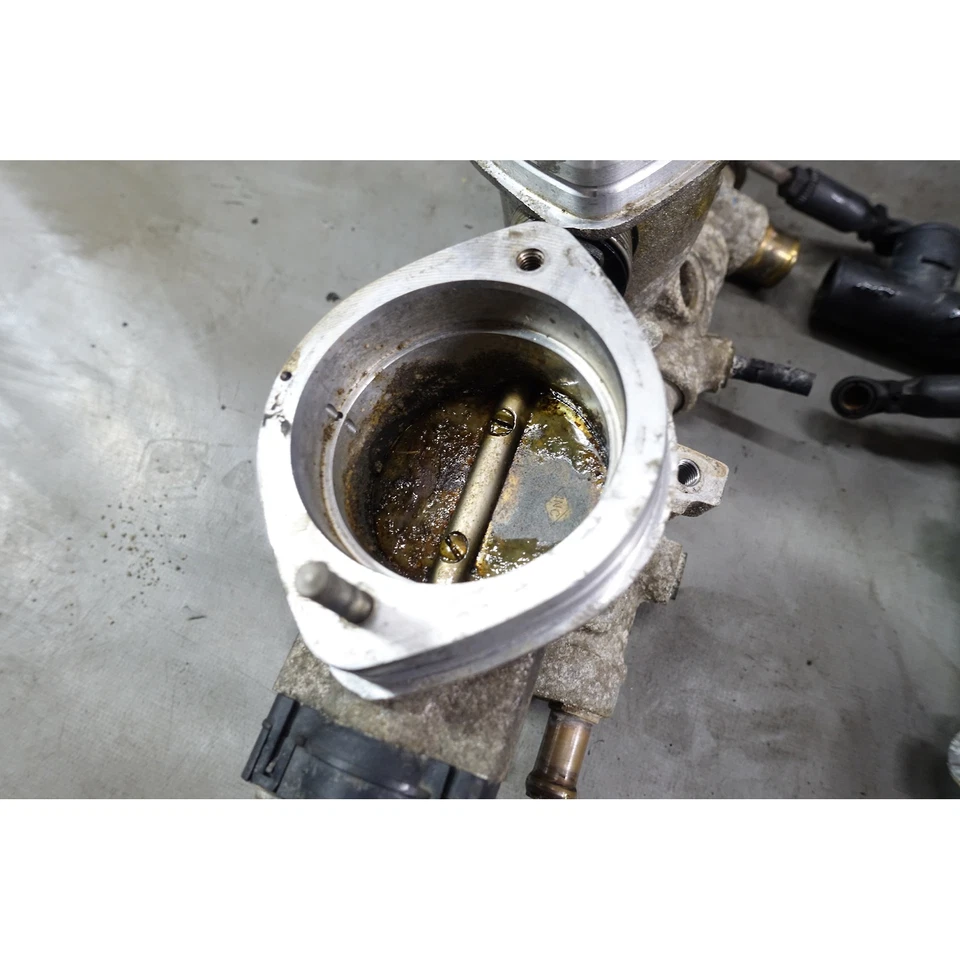 DAMAGED 2000-2003 BMW S62 5.0L M5 Z8 Individual Throttle Body Complete Set OEM - Image 2 of 4