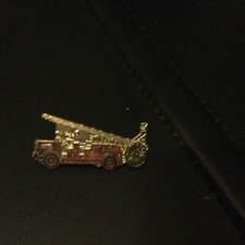 BADGE VINTAGE FIRE ENGINE - ENAMEL PIN BADGE