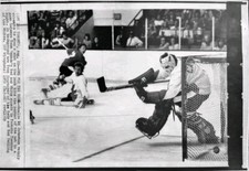 1972 SUMMIT SERIES NHL HOCKEY PHOTO TORONTO YVAN COURNOYER EDDIE JOHNSTON RUSSIA