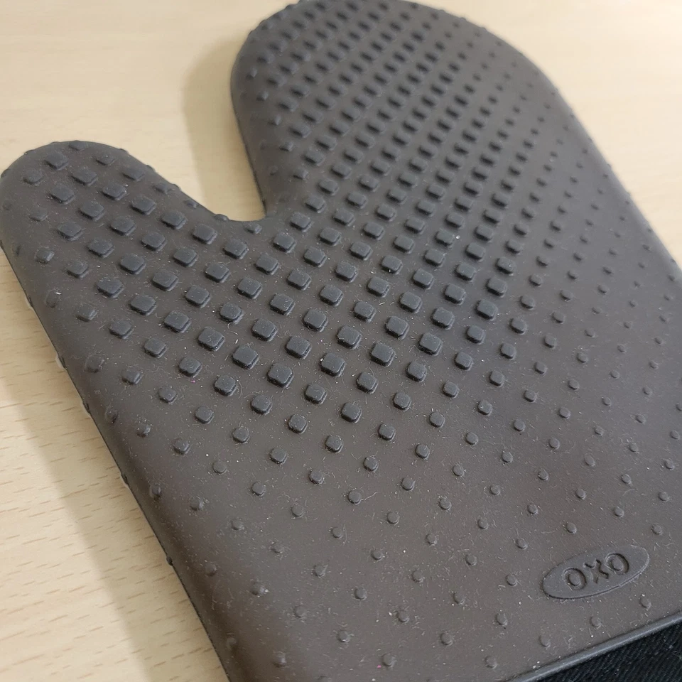Nuevo Juego de Dos Mitones de Horno de Silicona OXO Good Grips Negros Resistentes al Calor Lavables Foto 2 de 4