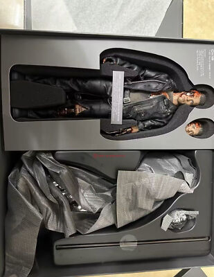 Hot Toys DX13 Terminator 2: Judgment Day 1/6 T-800 Battle Damaged