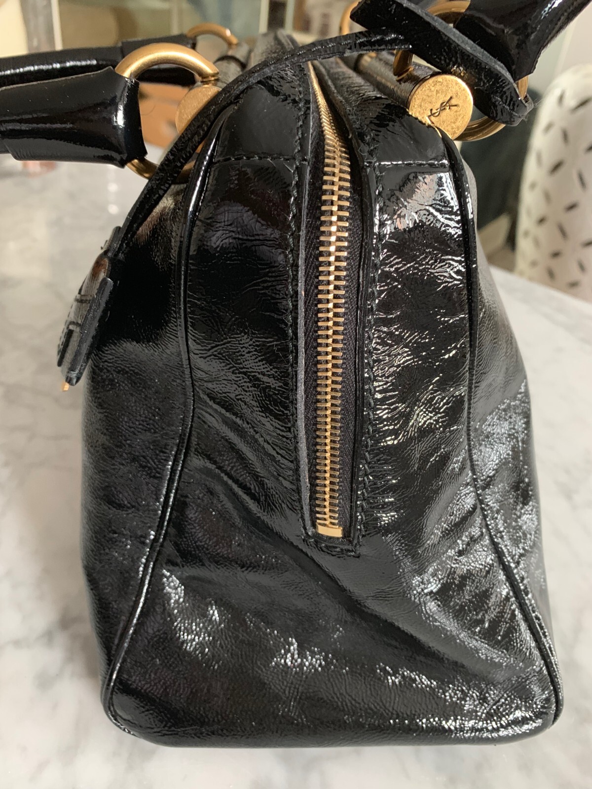 SAINT LAURENT Borsa YSL Majorelle in pelle verniciata nera