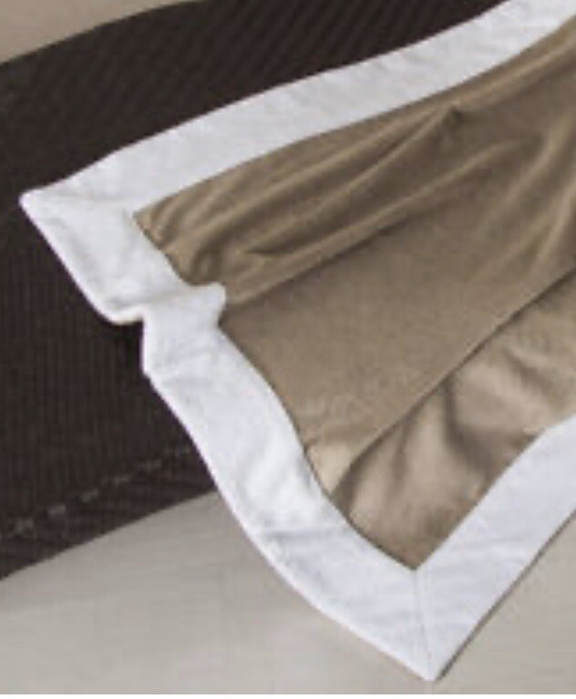 Toalla de playa mediterránea Frette topo/blanca