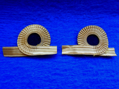 EIN PAAR ROYAL NAVY OFFIZIERE GOLD GEFLOCHTEN RANGÄRMEL MANSCHETTE LOCKEN