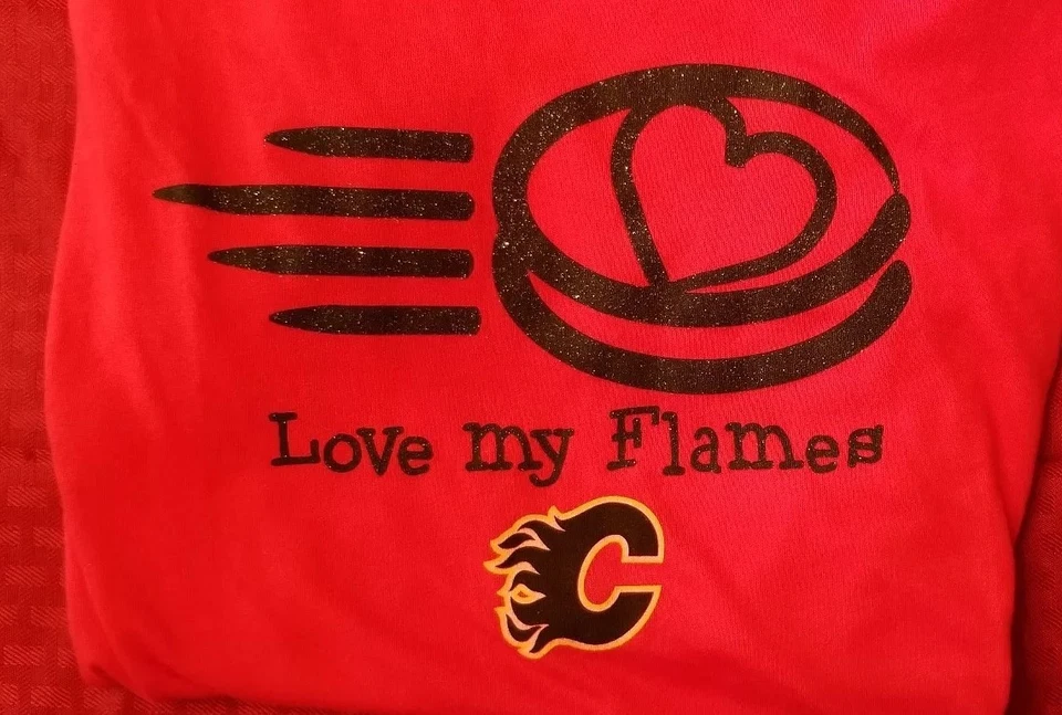 Calgary Flames NHL Hockey Mujer Camisa Manga Corta XL Roja - Love My Flames NUEVA Foto 2 de 4
