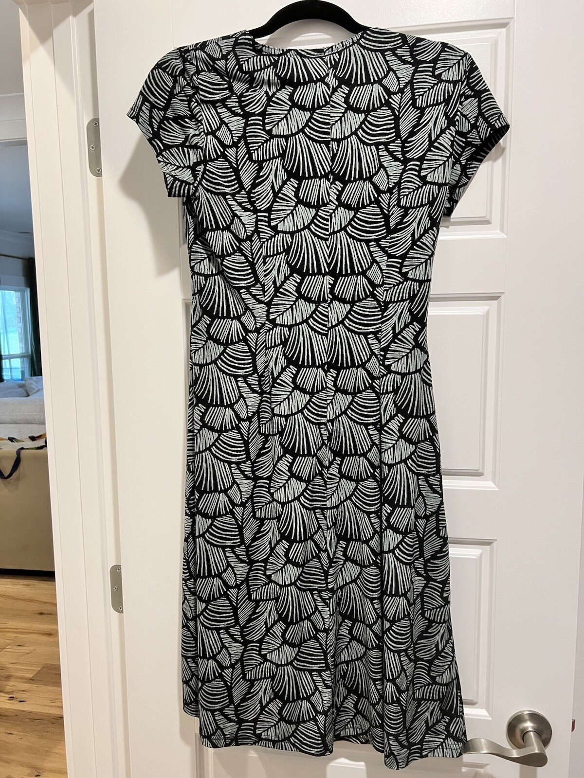 Connected Size 8 Leaf Patterned Cap Sleeve V Neck… - image 2